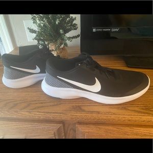 NWOT Nike flex size 13